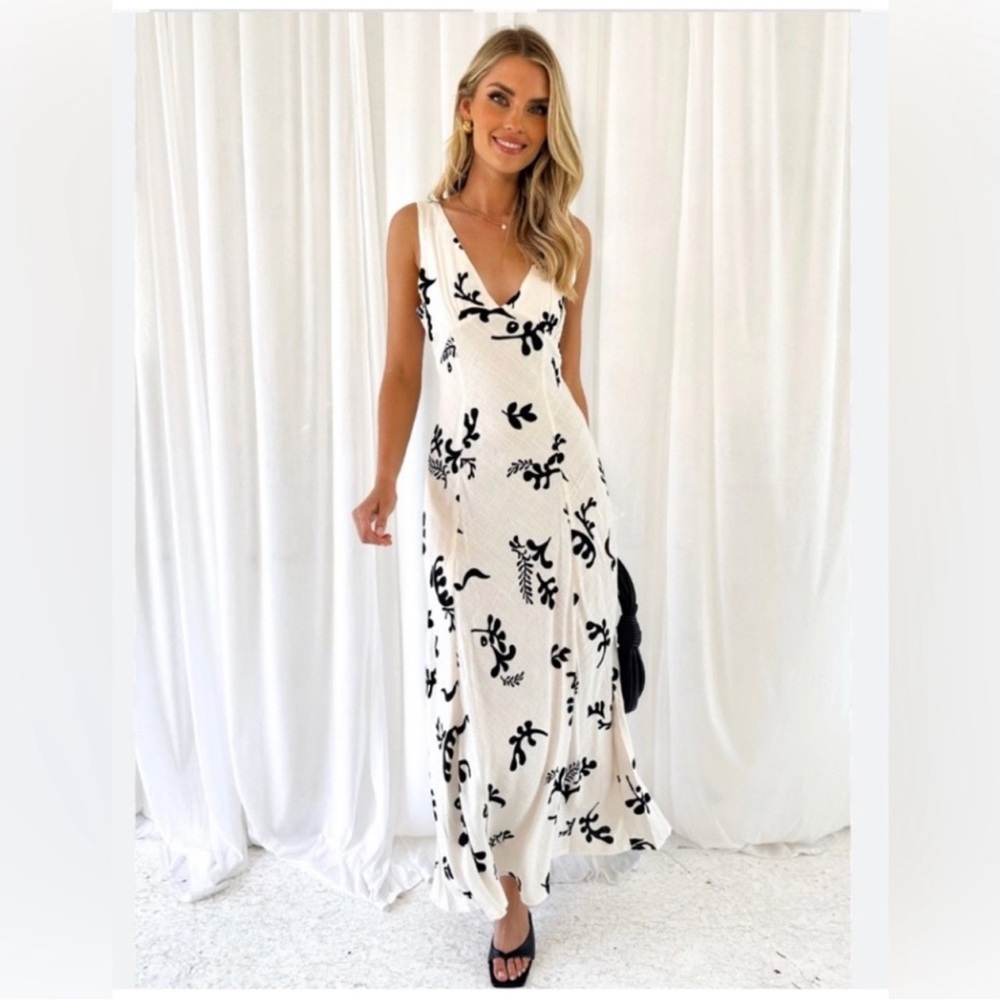 Elegant Black and White V-Neck Sleeveless Maxi Dress